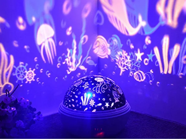 Lampa de noptiera cu proiector, Verk Group, pentru copii, cupola rotativa, 2 moduri, diferite culori, 4xAAA, incarcare USB, 12x10 cm - imagine 14