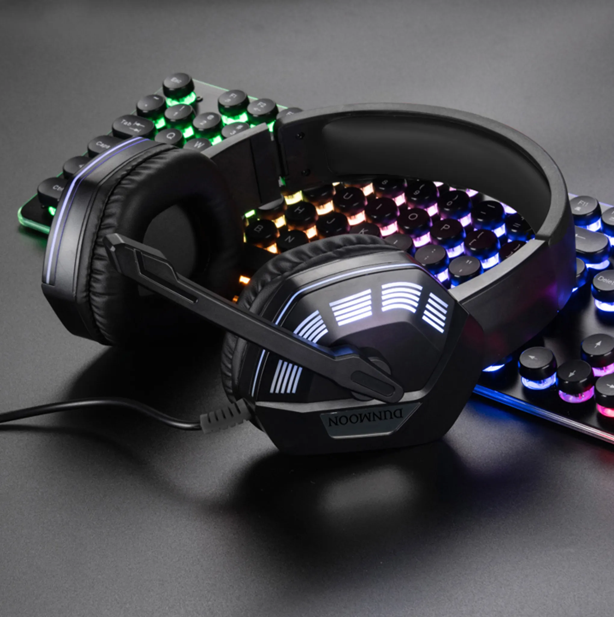 Casti gaming Dunmoon High Tech cu fir iluminare RGB sunet clar microfon ajustabil negru 9