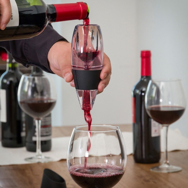 Decantor smart pentru vin InnovaGoods cu filtru antidepuneri sau resturi de pluta capacitate nelimitata 5