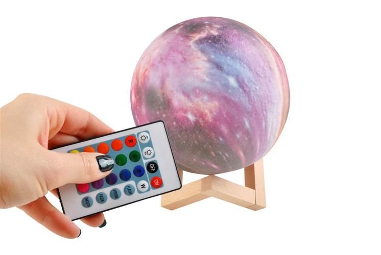 Lampa Luna 3D 16 culori telecomanda incarcare USB suport lemn 6