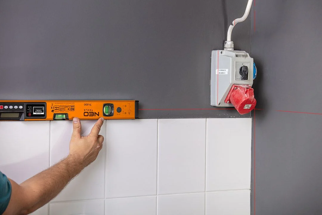 Nivela (boloboc), 2 bule, orizontal, vertical, unghi drept, 0/45/90 grade, cu laser si afisaj electronic, 2xAAA, 60 cm, NEO