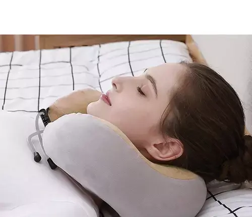 Perna de masaj cervical Soulima, functie de incalzire, intensitate reglabila, spuma memorie, USB 1 Perna de masaj cervical Soulima, functie de incalzire, intensitate reglabila,spuma memorie, USB