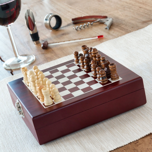 Set accesorii vin, cutie 37 piese cu tabla sah, InnovaGoods