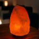 Lampa de sare decorativa, 5-6 kg, baza din lemn - imagine 3
