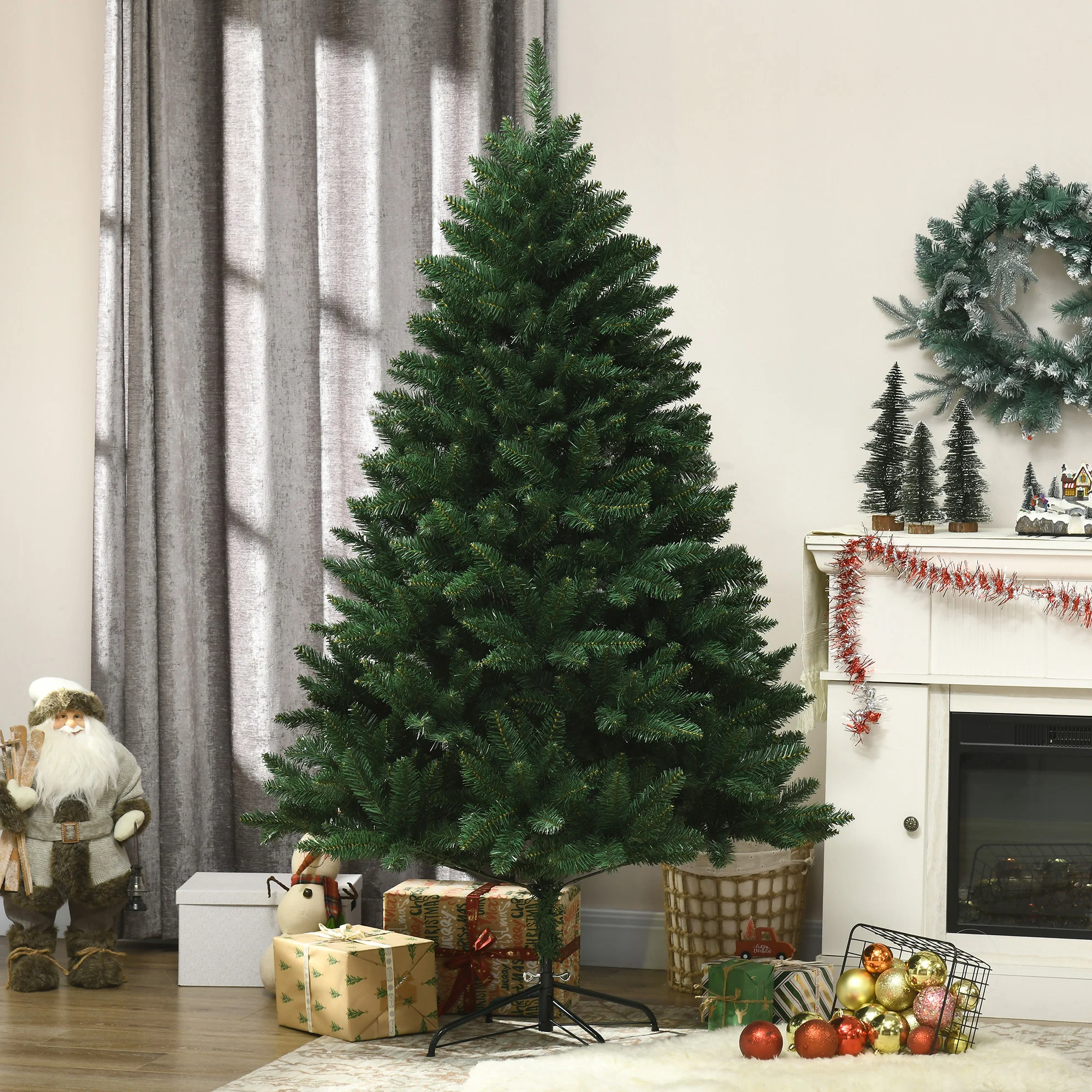 Brad de Craciun artificial 180cm, cu 800 de ramuri si baza din metal, verde 1 Brad artificial verde FESTIVARO decorat intr-un interior