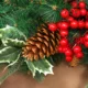Ghirlanda de Craciun de 60 cm cu lumini LED albe, timer, conuri, boabe si frunze de ilex, verde - imagine 9