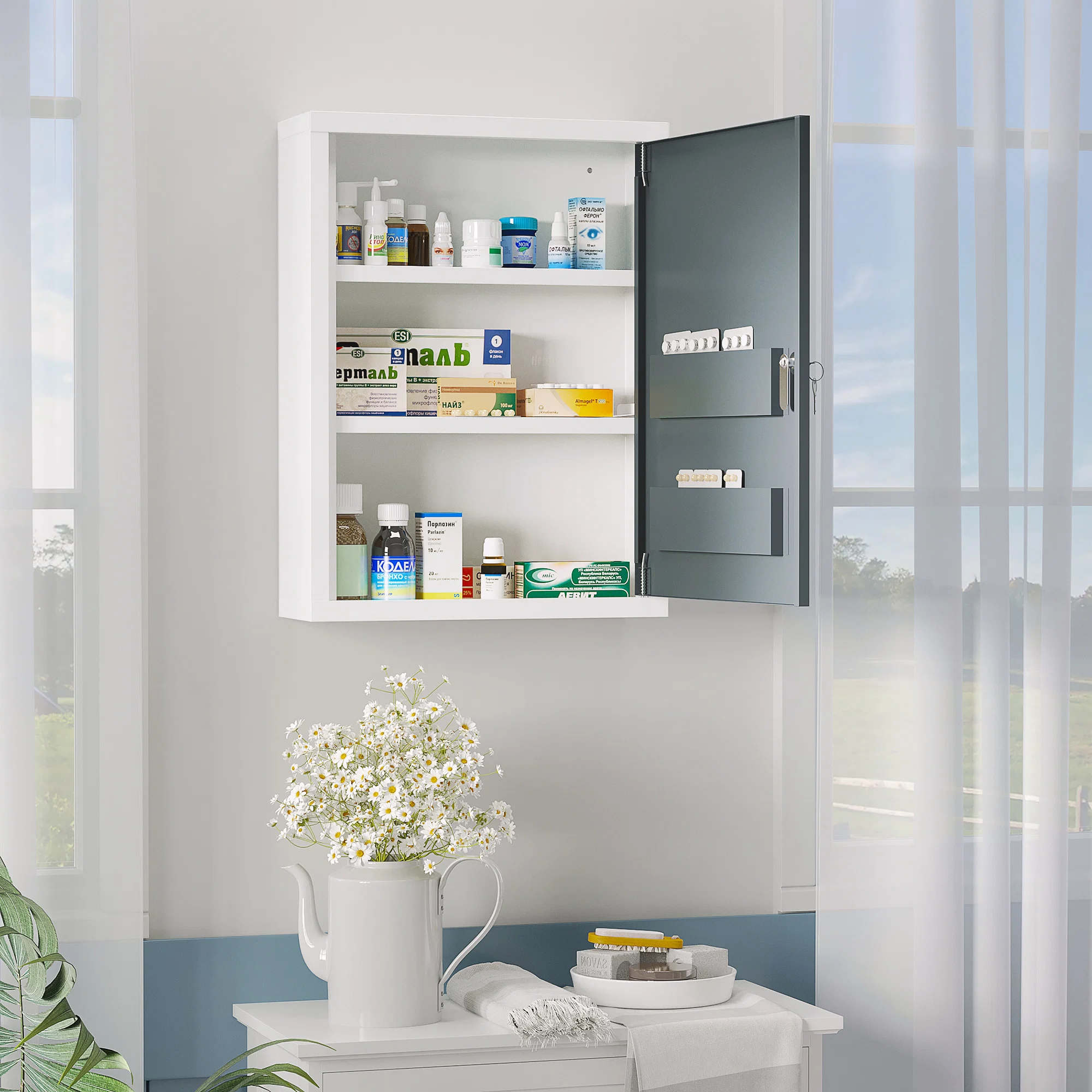 Dulapior Medicamente – Montat pe Perete, 3 Nivele 2 Interiorul dulapiorului cu trei niveluri si rafturi pe spatele usii