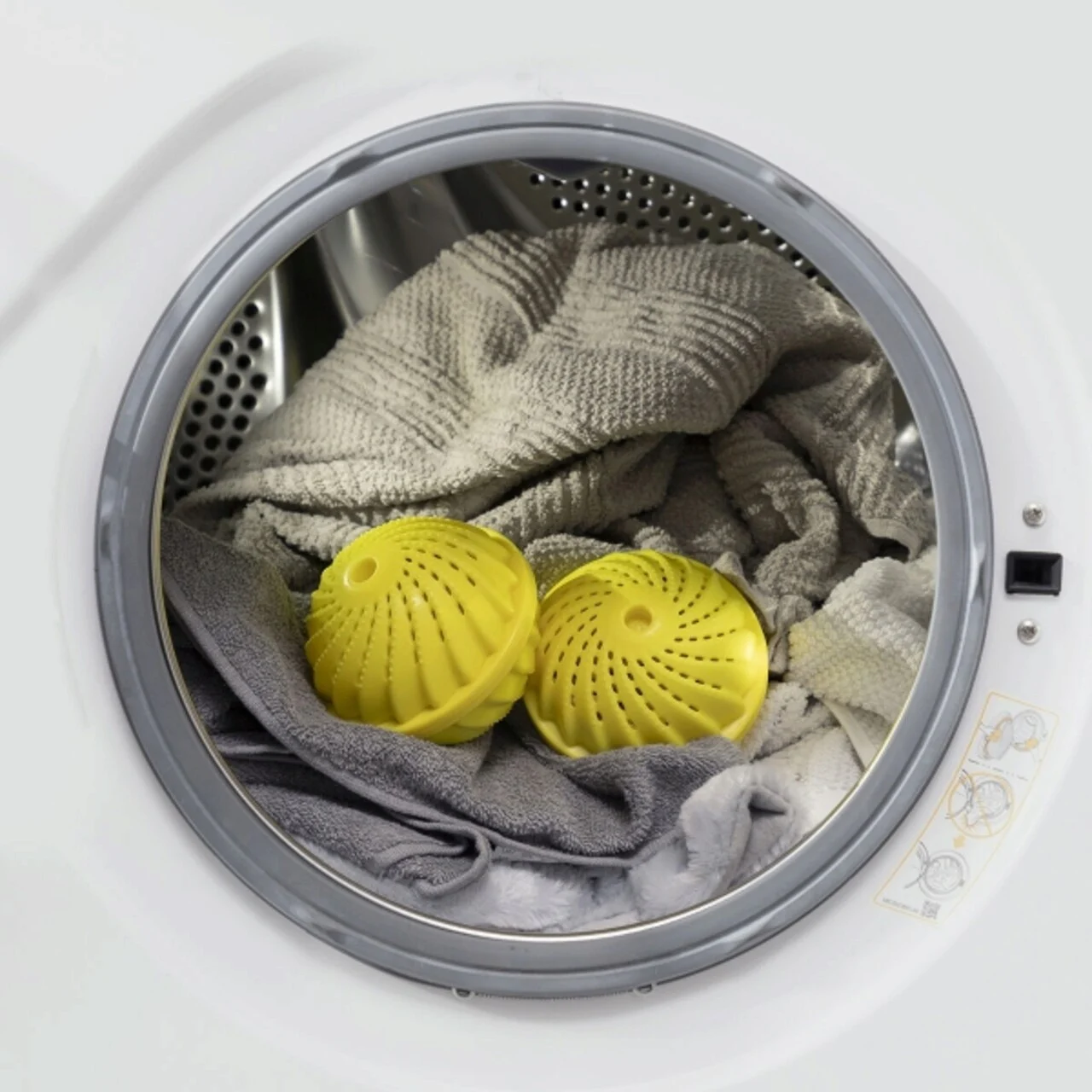 Bile pentru spalat rufe Delieco, fara detergent, set de 2, pana la 3000 de spalari, Galben 2 Bilele Delieco introduse in masina de spalat impreuna cu rufele