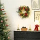 Ghirlanda de Craciun de 60 cm cu lumini LED albe, timer, conuri, boabe si frunze de ilex, verde - imagine 8